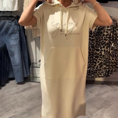 Ebba™ | Slapp kjole med hette og feminin passform