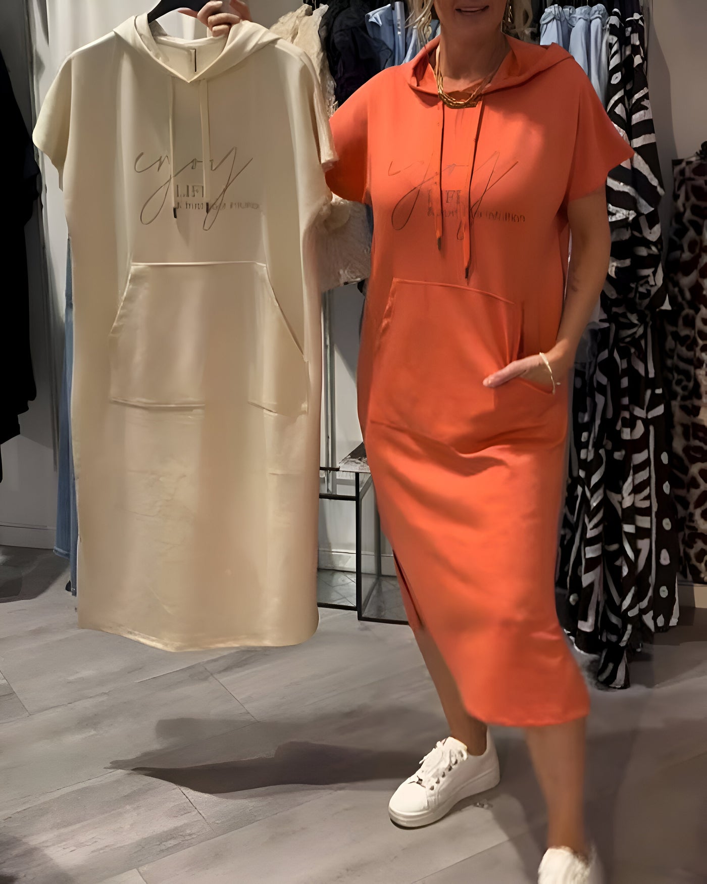 Ebba™ | Slapp kjole med hette og feminin passform